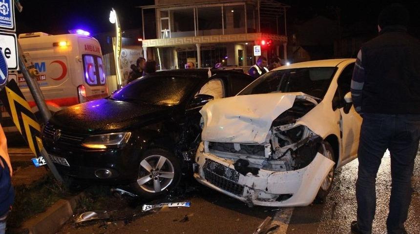 Kocaeli&rsquo;de İki Otomobilin Karıştığı Kazada 2 Kişi Yaralı