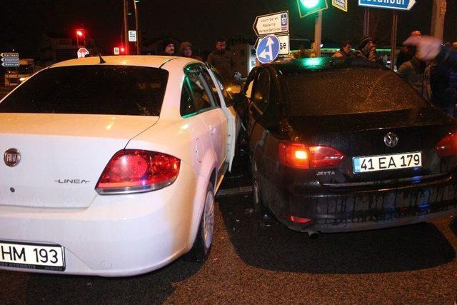 Kocaeli’de İki Otomobilin Karıştığı Kazada 2 Kişi Yaralı