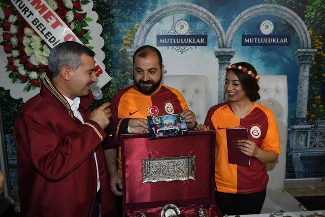 Fanatik Çift Nikah Masasına Galatasaray Formasıyla Oturdu