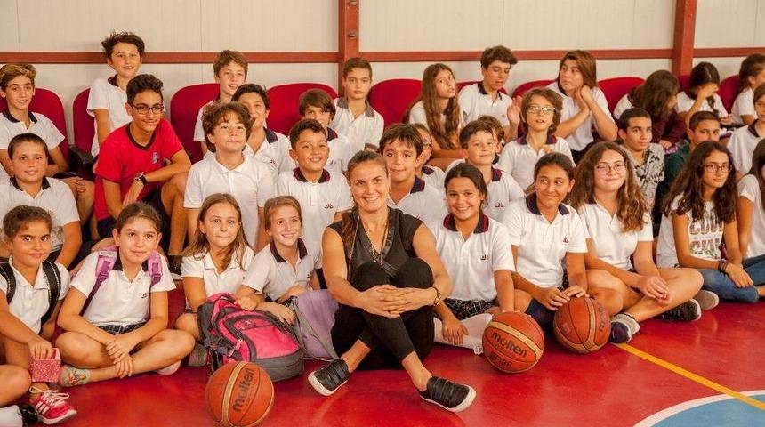 Milli Takım Kaptanı Şaziye İvegin &Uuml;ner &Ccedil;ocuklarla Buluştu