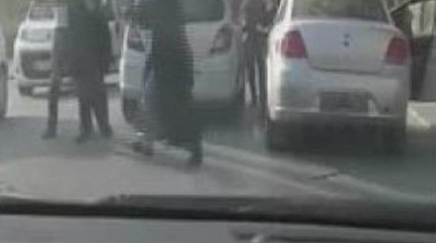 Kadın S&uuml;r&uuml;c&uuml;, Trafikte Tartıştığı Erkek S&uuml;r&uuml;c&uuml;ye Plakayla Saldırdı