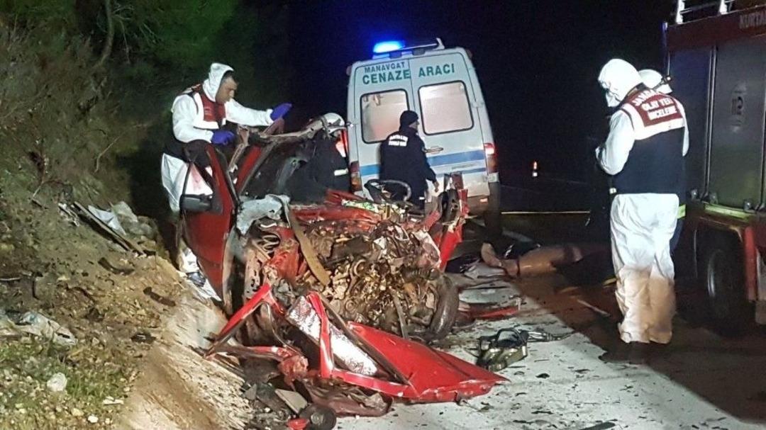 Antalya&rsquo;da Feci Kaza: 3 &Ouml;l&uuml;, 12 Yaralı