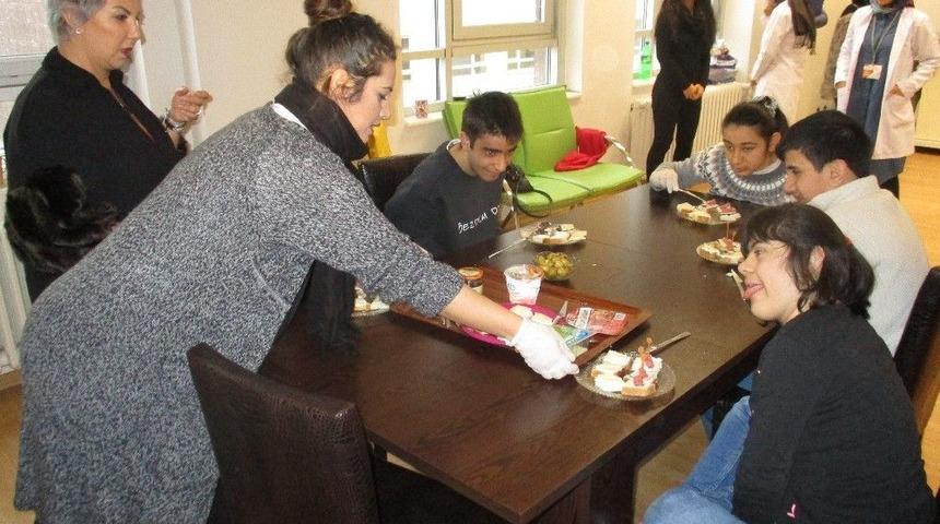 Down Sendromlu Muhammed&rsquo;in T&uuml;rkiye&rsquo;deki Eğitimi S&uuml;r&uuml;yor