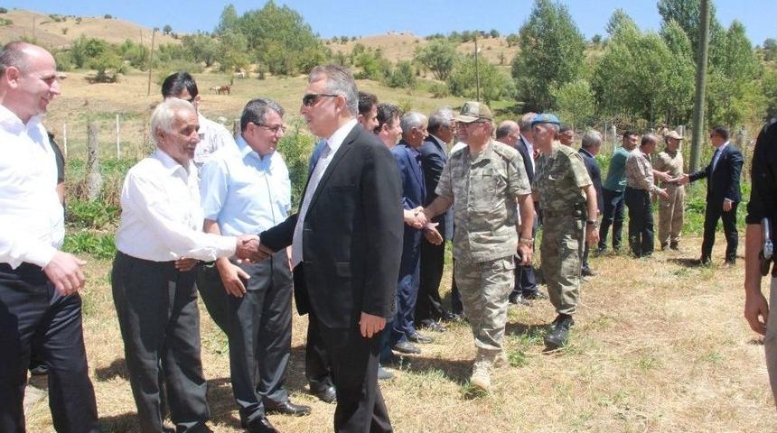 Vali Toprak Ve Komutanlar Uyanık Mezrasına Konuk Oldu
