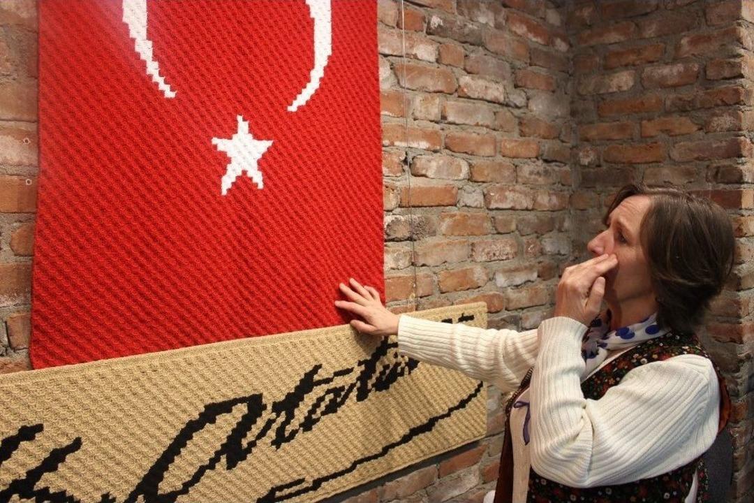 T&uuml;rk Bayrağını İlmek İlmek İşledi