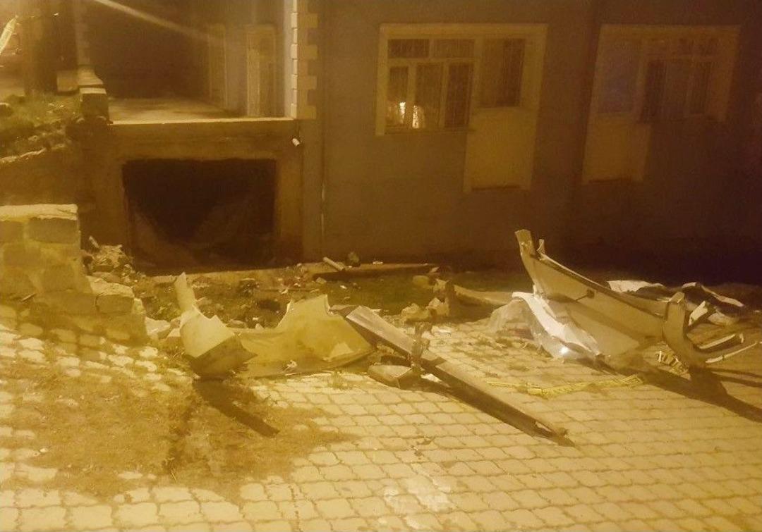 Kiralık Otomobil Binanın Garajına U&ccedil;tu: 3 &Ouml;l&uuml;