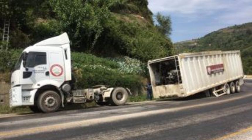 Kastamonu’da Çöp Dolu Tırın Dorsesi Çıktı