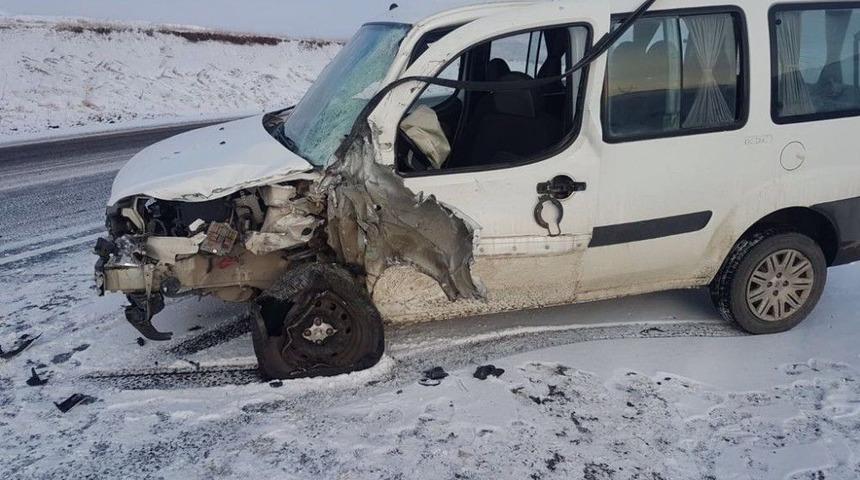 Eleşkirt&rsquo;te Trafik Kazası: 3 Yaralı