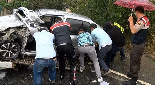 (özel Haber) Sarıyer Belediyesine Bağlı Çalışan Hafriyat Kamyonu Otomobille Çarpıştı