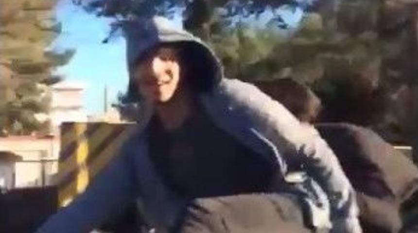 Seyir Halindeki Motosiklete Tutunan Patenli 2 Gencin Tehlikeli Yolculuğu