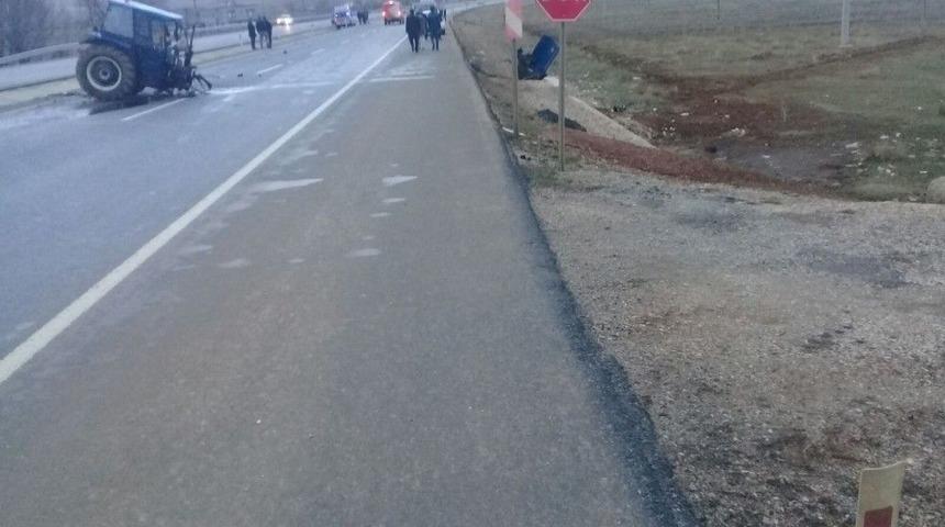 Ambulansa &Ccedil;arpan Trakt&ouml;r İkiye B&ouml;l&uuml;nd&uuml;: 1 Yaralı