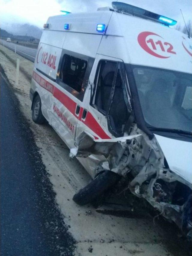 Ambulansa Çarpan Traktör İkiye Bölündü: 1 Yaralı