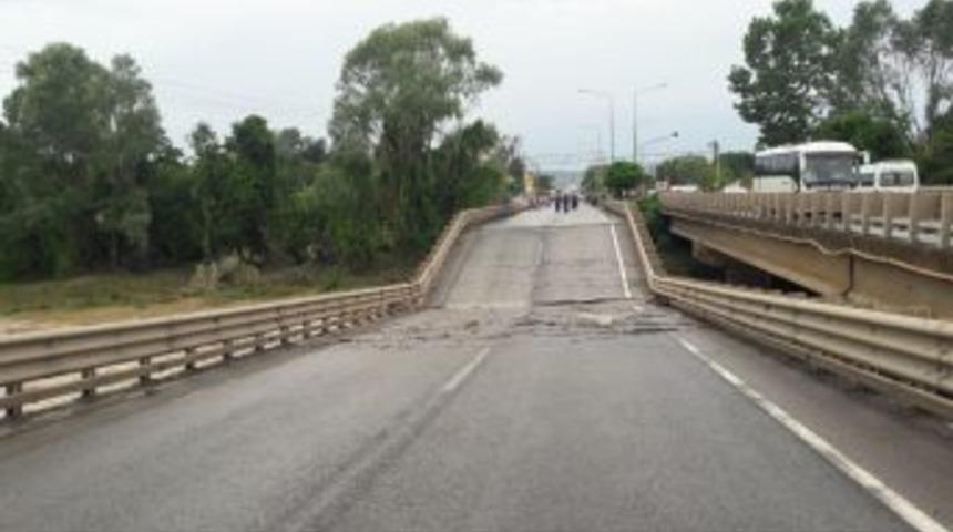 Ordu&rsquo;nun &Uuml;nye İl&ccedil;esinde Karadeniz Sahil Yolu &Uuml;zerinde Bulunan K&ouml;pr&uuml;, Sel Suları Nedeniyle &Ccedil;&ouml;kt&uuml;.