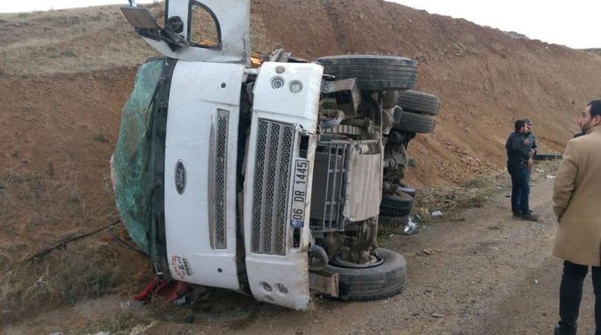 Virajı Alamayan Kamyon Yan Yattı