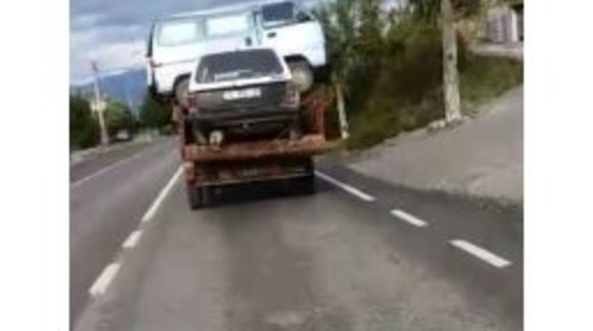 Bir Minib&uuml;s Ve Otomobilin Y&uuml;klendiği Kamyonet Trafiği Tehlikeye Soktu