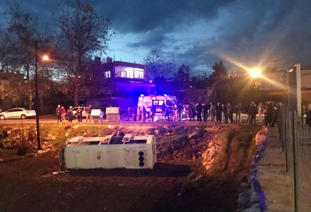 &Ouml;ğrenci Servisi Tarlaya U&ccedil;tu: 7 Yaralı