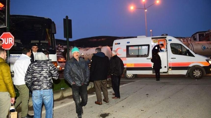 Tır Servis Otob&uuml;s&uuml;ne &Ccedil;arptı: 9 Yaralı