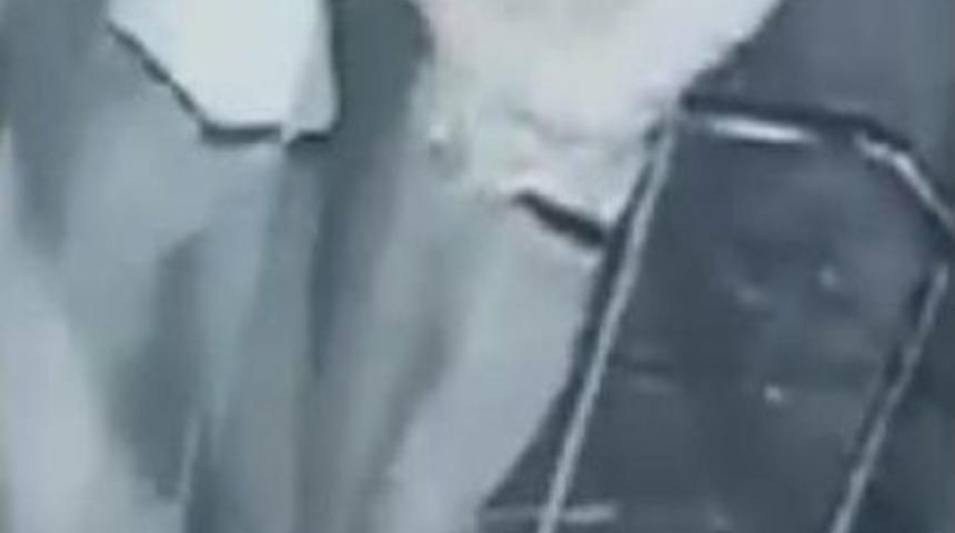 Aparman &Ouml;n&uuml;ndeki Dayak Ve Gasp Anı Kamerada