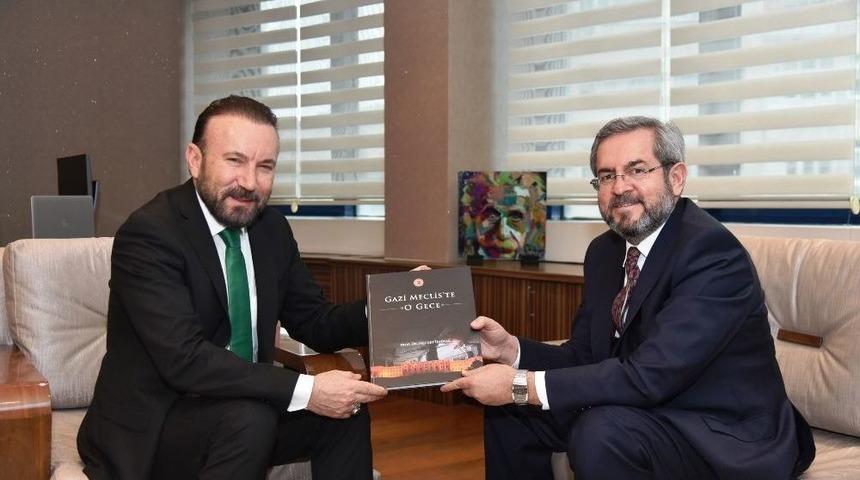 Doğan&rsquo;a &lsquo;gazi Mecliste O Gece&rsquo; Kitabı Hediye Edildi