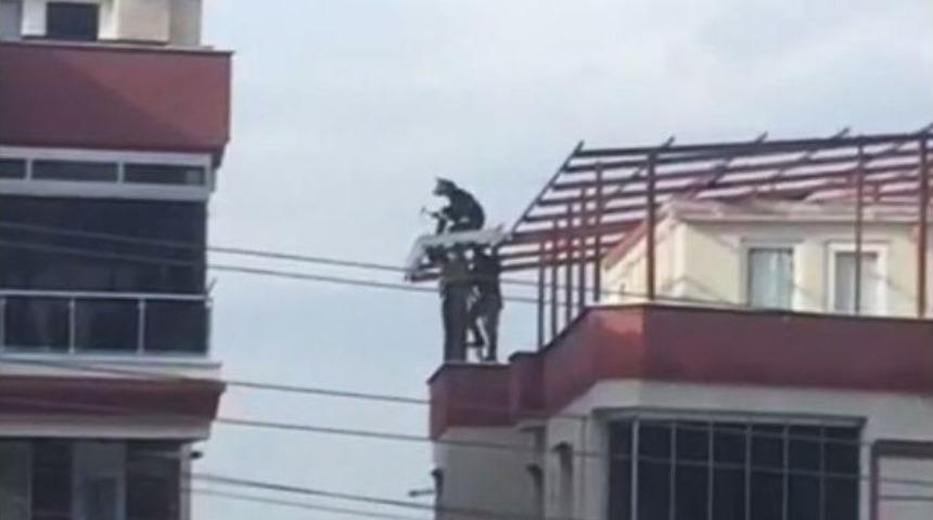 Metrelerce Y&uuml;ksekte Tedbirsiz &Ccedil;alışan İş&ccedil;iler Y&uuml;rekleri Ağza Getirdi