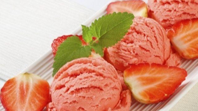 Ev Yapımı Çilekli Diyet Dondurma