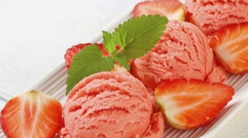 Ev Yapımı Çilekli Diyet Dondurma