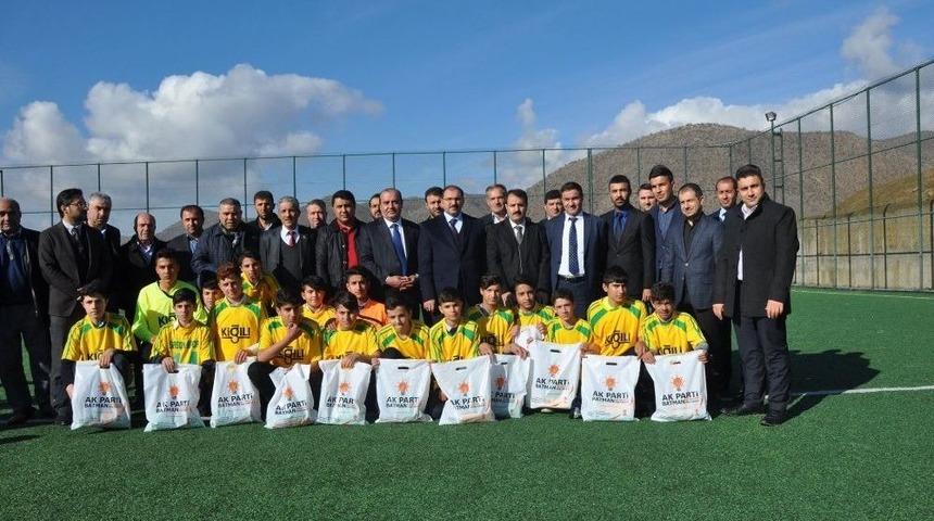 G&uuml;neştekin, &Ouml;ğrencilere Forma Hediye Etti