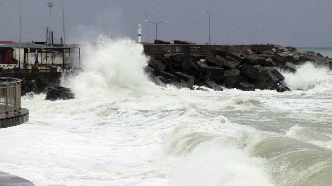 Karadenizde Dev Dalgalar Sahilleri D&ouml;v&uuml;yor