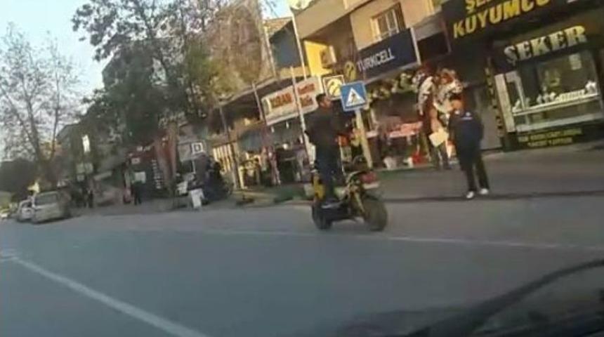 Ayağa Kalkarak Motosiklet S&uuml;r&uuml;p Telefonla Konuştu