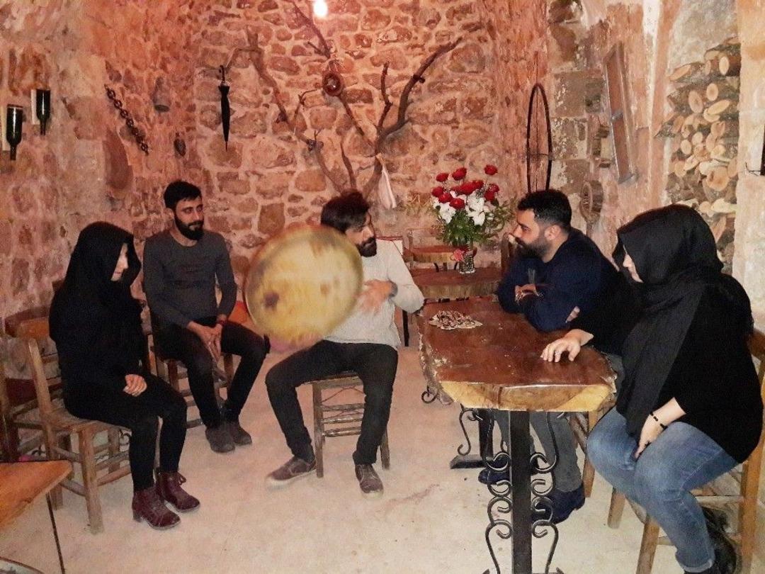 3 Dilde İlahi Okuyarak Okul Masraflarını &Ccedil;ıkarıyor