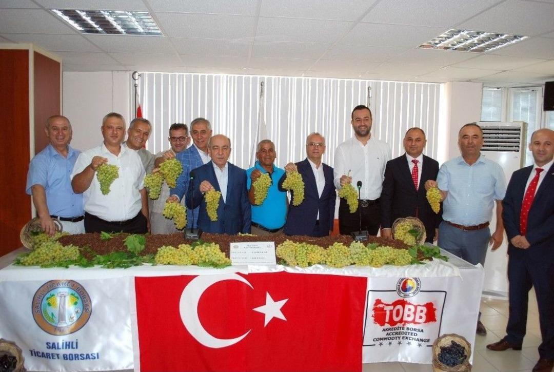 Salihli&rsquo;de Sezonun İlk &Uuml;z&uuml;m&uuml; Kilosu 170 Tl&rsquo;den Satıldı