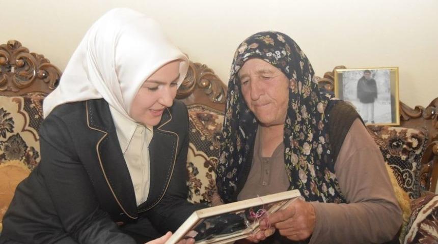 Fatma &Ccedil;olakbayrakdar, El &Ouml;pt&uuml; G&ouml;n&uuml;l Aldı