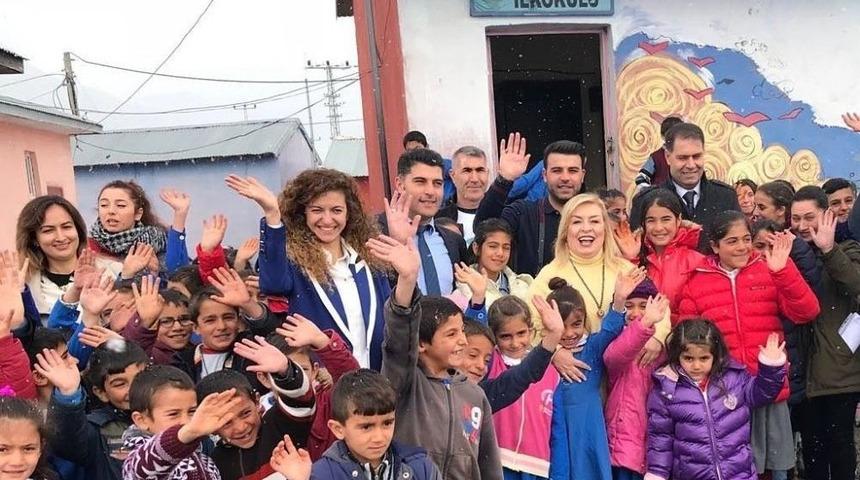 İbrahim &Ccedil;e&ccedil;en Vakfı Y&uuml;zlerce &Ouml;ğrenciye Giyim Yardımı Yaptı