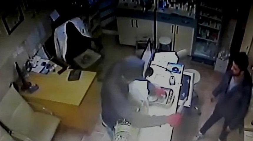 Nöbetçi Eczaneyi Bıçakla Soydu