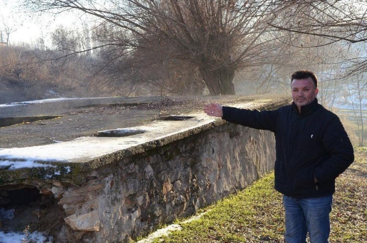 Tarihi "alpanos Hamamı" Kaderine Terk Edildi