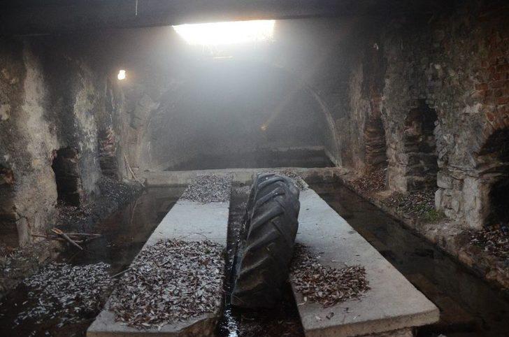 Tarihi "alpanos Hamamı" Kaderine Terk Edildi G4