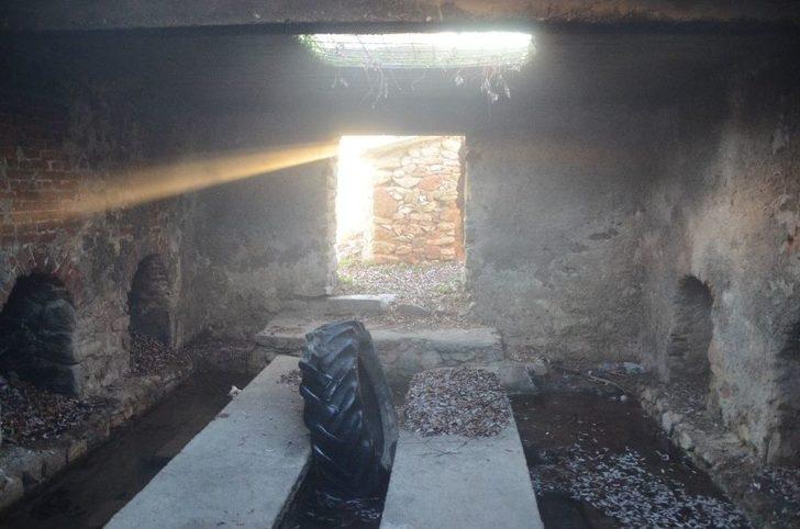 Tarihi "alpanos Hamamı" Kaderine Terk Edildi G5