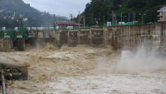 Rize’De Sağanak Yağmur, Sel Ve Heyelana Neden Oldu: 1 Ölü, 1 Yaralı (2)