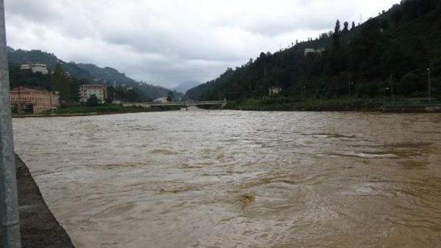 Rize’De Sağanak Yağmur, Sel Ve Heyelana Neden Oldu: 1 Ölü, 1 Yaralı (2)