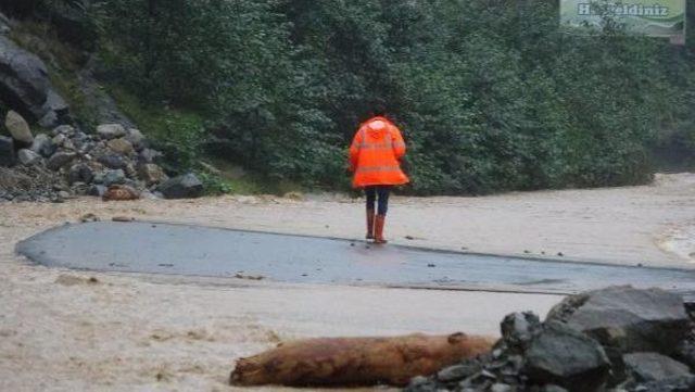 Rize’De Sağanak Yağmur, Sel Ve Heyelana Neden Oldu: 1 Ölü, 1 Yaralı (2)