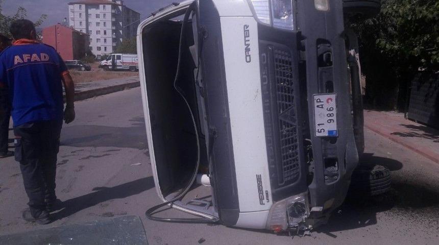 Yakıt Y&uuml;kl&uuml; Tanker Kamyonetle &Ccedil;arpıştı