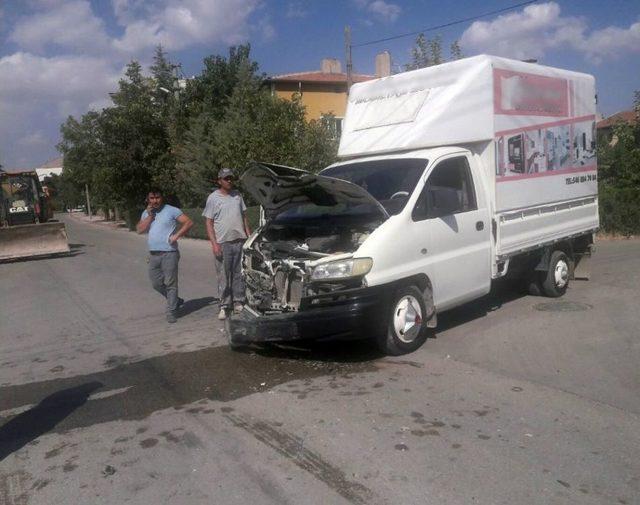 Yakıt Yüklü Tanker Kamyonetle Çarpıştı