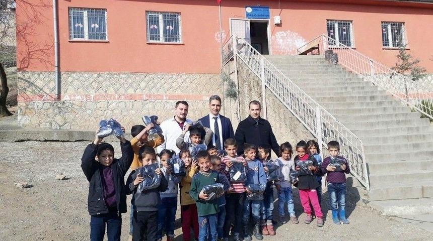 &Ccedil;ermik Sydv&rsquo;den &Ouml;ğrencilere Kışlık Bot Yardımı