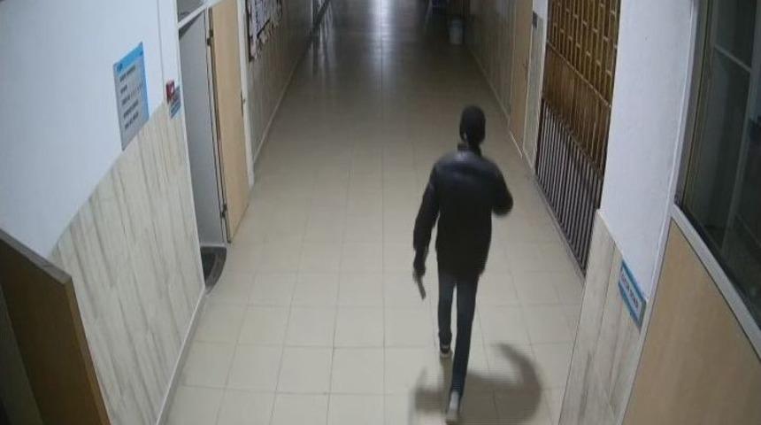 Karaman&rsquo;da Okuldan Hırsızlık Ş&uuml;phelisi G&uuml;venlik Kamerasından Yakalandı