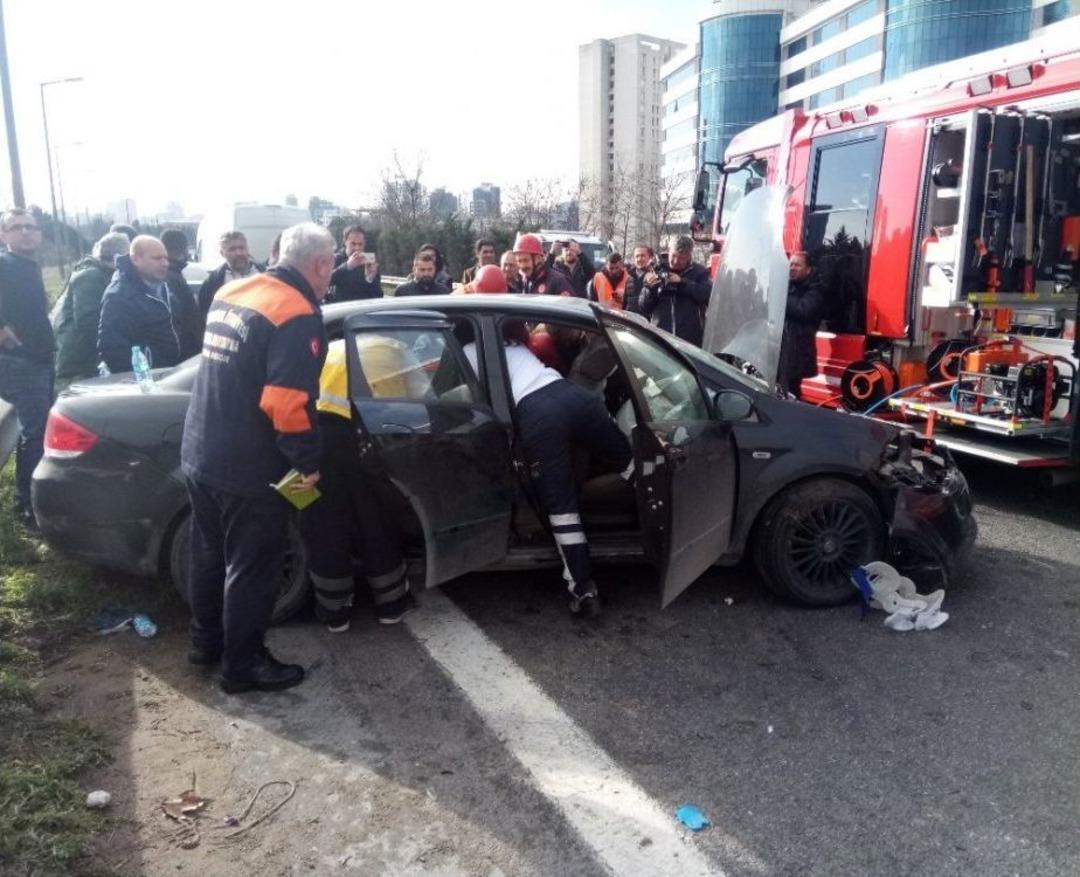 Tem Otoyolunda Sıkışmalı Trafik Kazası: 3 Yaralı
