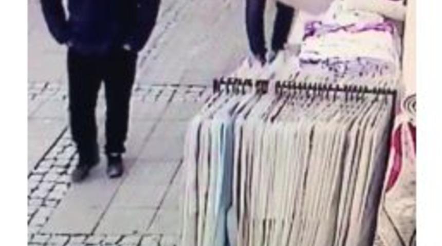 G&uuml;venlik Kamerasını G&ouml;rmelerine Rağmen Hırsızlıktan Vazge&ccedil;mediler