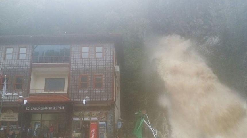 Rize&rsquo;de Şiddetli Yağış: 1 &Ouml;l&uuml;, 1 Yaralı