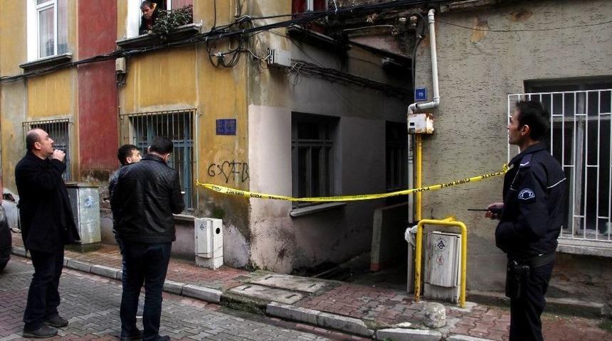 Evinin &Ouml;n&uuml;nde &Ouml;l&uuml; Bulundu