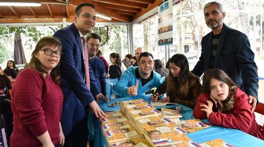 Down Sendromlu Kızı İ&ccedil;in Kitap Yazdı