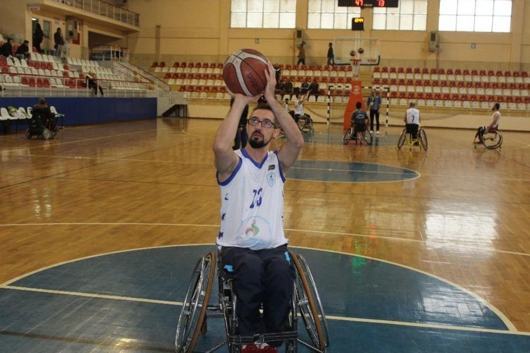 &Uuml;zerine Ağa&ccedil; Devrilen Akut G&ouml;n&uuml;ll&uuml;s&uuml; Fel&ccedil; Kaldı, Hayata Basketbolla Tutundu